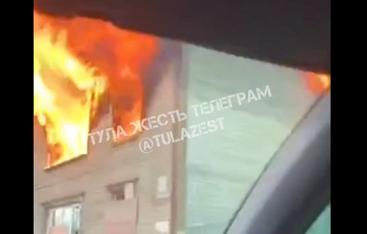 На улице Мезенцева в Туле загорелось заброшенное здание