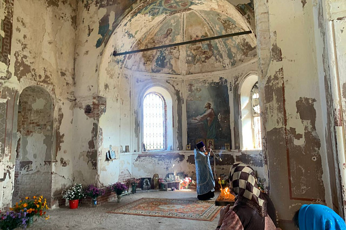 В Суворовском районе в заброшенном храме впервые прошло богослужение