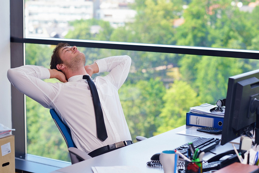 Госдума рассмотрит законопроект о сокращении на один час рабочего дня в пятницу | ТСН24