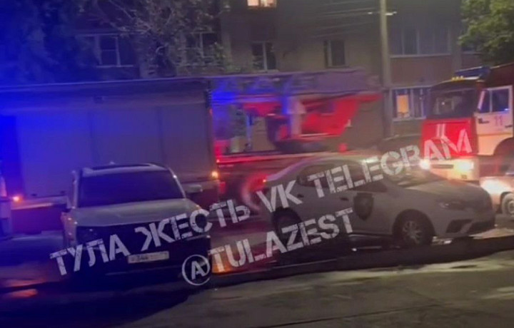 Туляки сообщают о скоплении пожарных машин у общежития на Оружейной