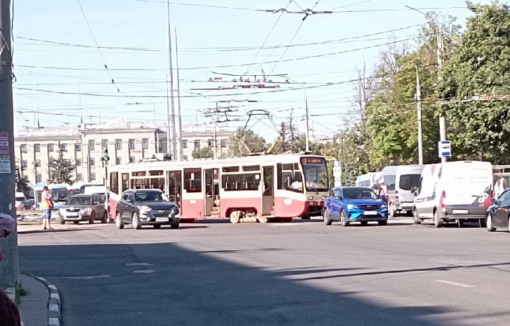 В Туле началась пробка в сторону центра из-за ДТП с трамваем