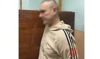 В подъезде дома в Кимовске 45-летний мужчина отобрал у женщины телефон и шубу