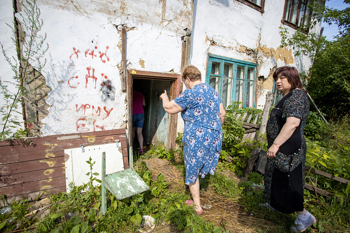 «Дыры в стенах закрываем куртками»: как жители аварийного дома в Щекинском районе пять лет ждут расселения