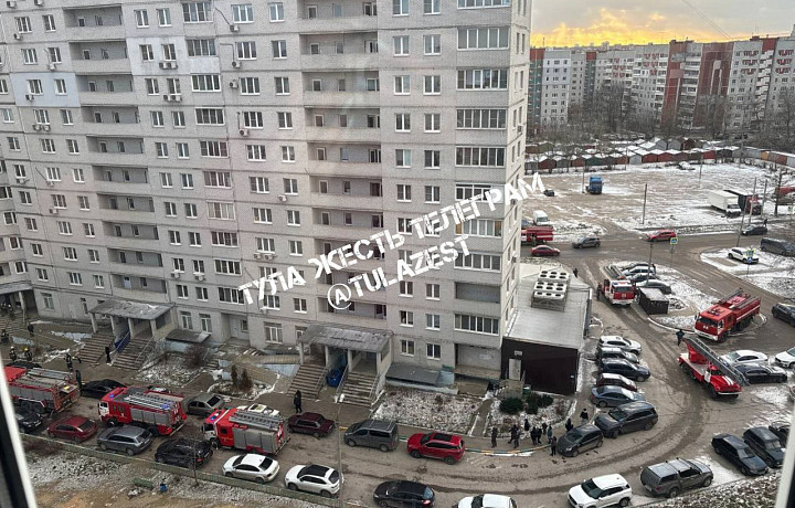 У многоэтажного дома в Туле замечено большое скопление пожарной техники