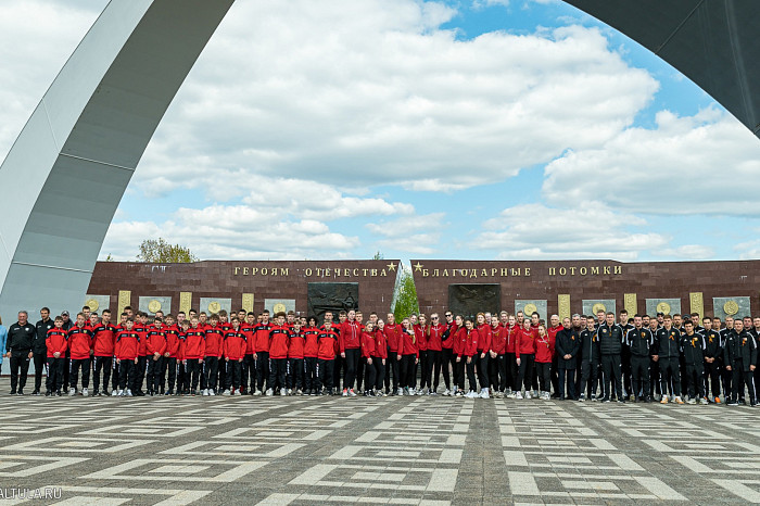 Футболисты «Арсенала» и волейболистки «Тулицы-2» возложили цветы к мемориалу «Защитникам неба Отечества»