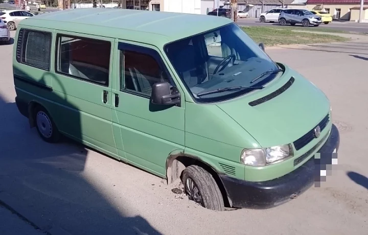 В Туле «с боем» заделали яму на Одоевском шоссе, в которую провалилась машина