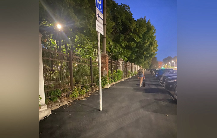 Дорожный знак, установленный посреди тротуара в Туле, перенесут