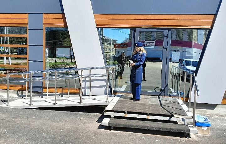 В Куркинском районе остановка оказалась не оборудована для инвалидов