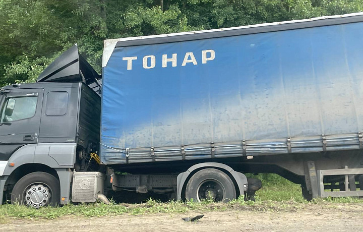 На участки автодороги М-2 «Крым» от Щекина в Тулу в кювет съехала фура