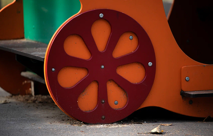 Благодаря требованию прокуратуры в Каменском районе починили две детские игровые площадки