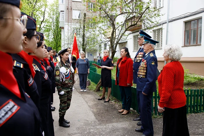 Тульские кадеты и студенты поздравили ветерана Великой Отечественной войны с наступающим Днем Победы