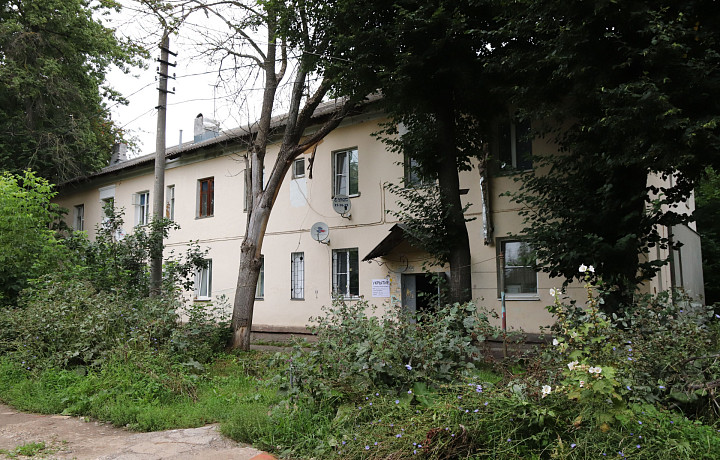 Жительница Тулы больше 20 лет не может получить жилье: квартиру в новостройке ей дает застройщик, но власти «с маниакальной настойчивостью» хотят переселить в дом 1961 года