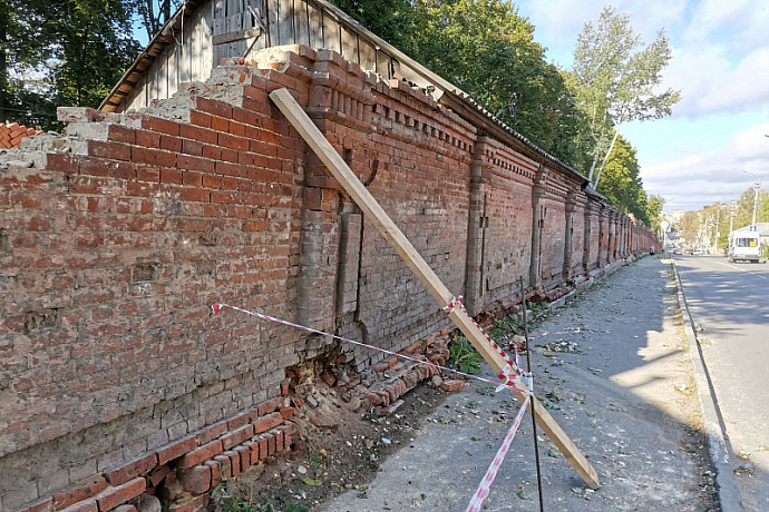 В Туле приступили к ремонту ограды Всехсвятского кладбища