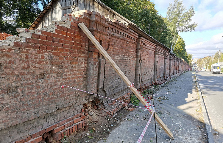 В Туле приступили к ремонту ограды Всехсвятского кладбища