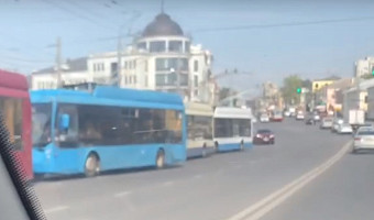 На Зареченском мосту в Туле собралась пробка из троллейбусов