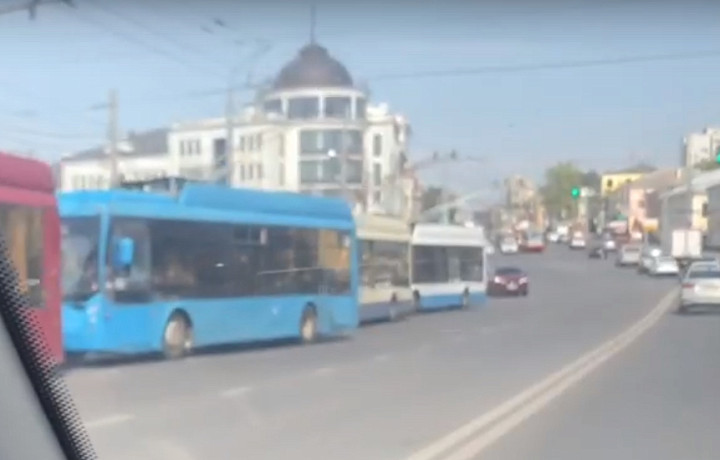 На Зареченском мосту в Туле собралась пробка из троллейбусов