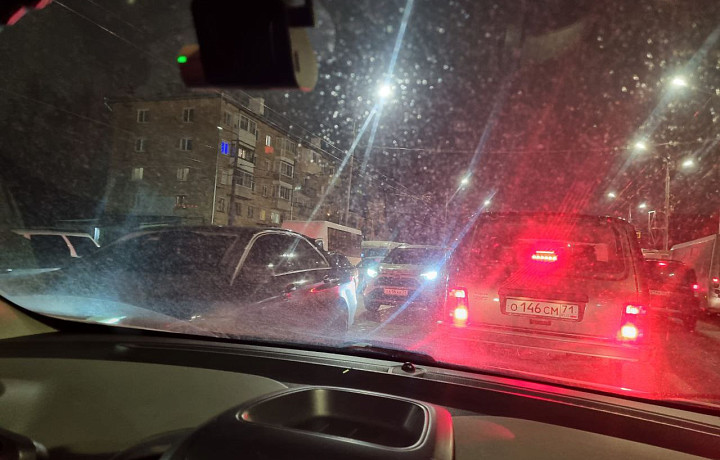 Проспект Ленина в Туле встал в пробке из-за ДТП