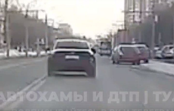 В Туле на проспекте Ленина лихач на BMW с опасным вождением попал на камеру видеорегистратора