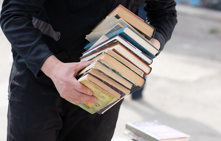 Россиянам рассказали, какую книгу чаще всего воруют в магазинах