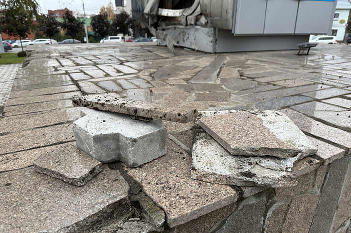 Стела на площади 50-ой Армии в Туле получила серьезные повреждения после удара неуправляемого спорткара