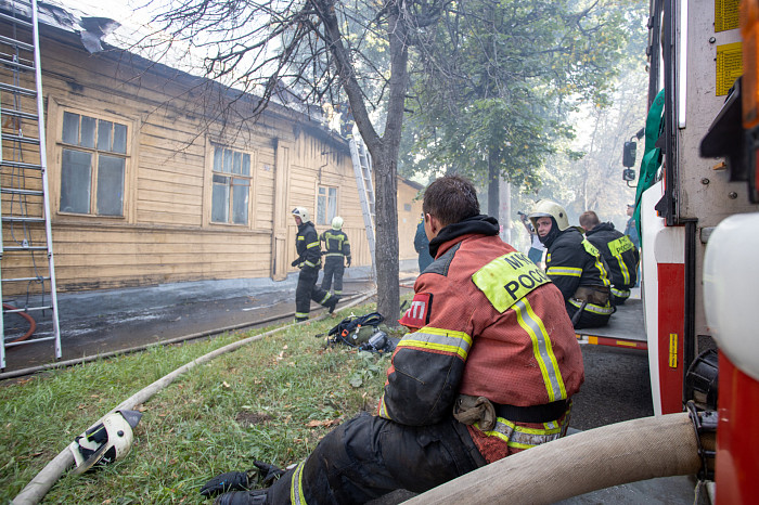 В Туле на улице Свободы загорелся дом