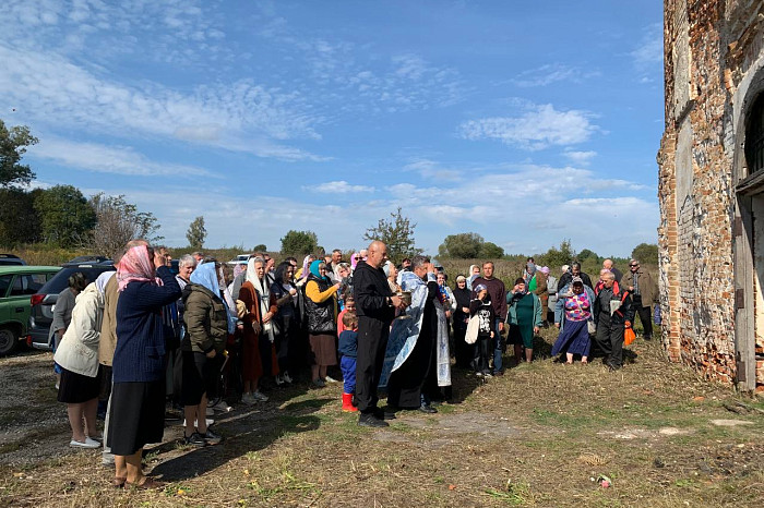 В Суворовском районе в заброшенном храме впервые прошло богослужение