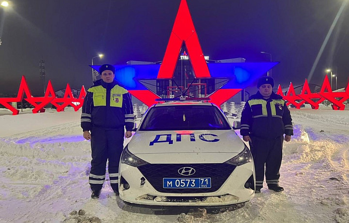 Сотрудники ГИБДД помогли тульскому водителю вытащить автомобиль, застрявший в снегу