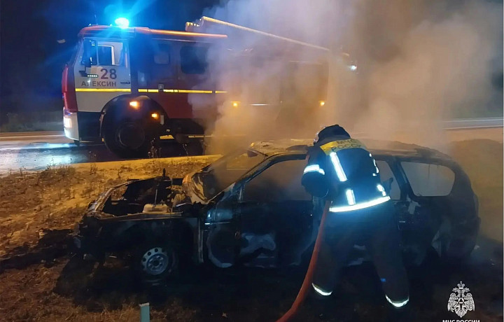 Два автомобиля сгорели за минувшие сутки в Тульской области