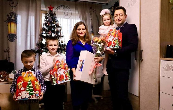 Глава администрации Новомосковска вручил подарки семьям участников СВО