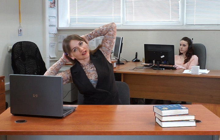 Зарядка с ТСН24: офисная гимнастика от болей в спине