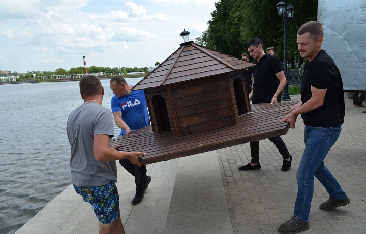 На городском пруду в Богородицке завершили установку домиков для уток