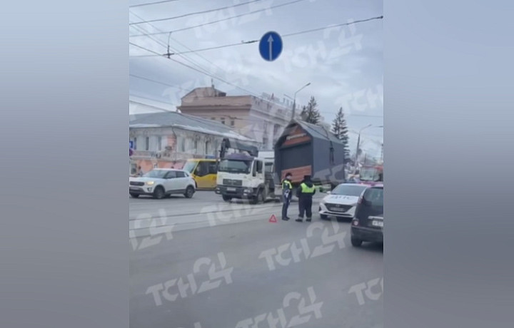 В центре Тулы грузовик зацепил провода торговой палаткой