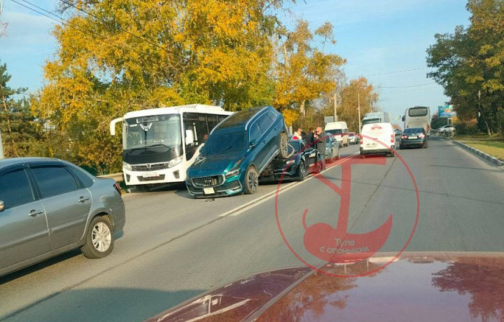 На Московском шоссе в Туле легковушка «залетела» под кроссовер