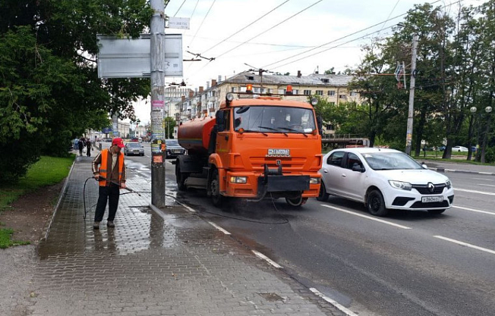 В Туле 19 июня продолжается уборка дорог и тротуаров