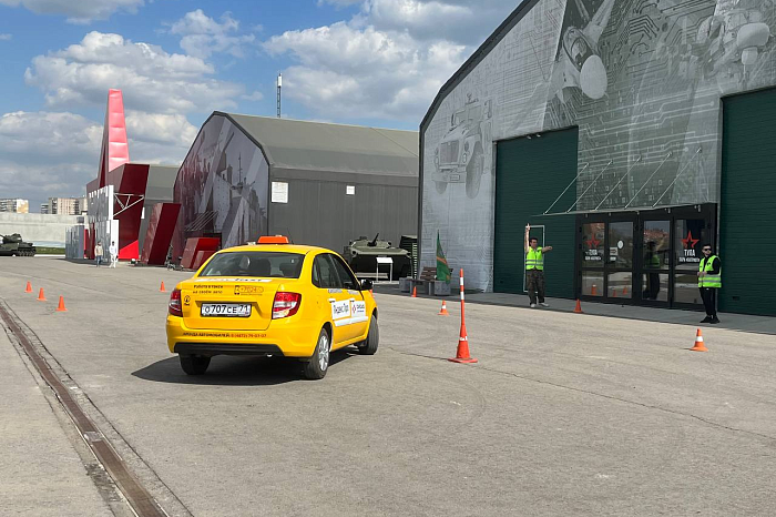 В парке «Патриот-Тула» среди 24 участников определяют лучшего водителя такси в регионе