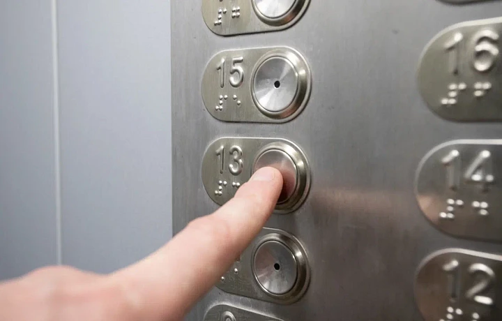 В Туле в шестнадцатиэтажке две недели не работают три из четырех лифтов: один подъезд полностью ходит пешком