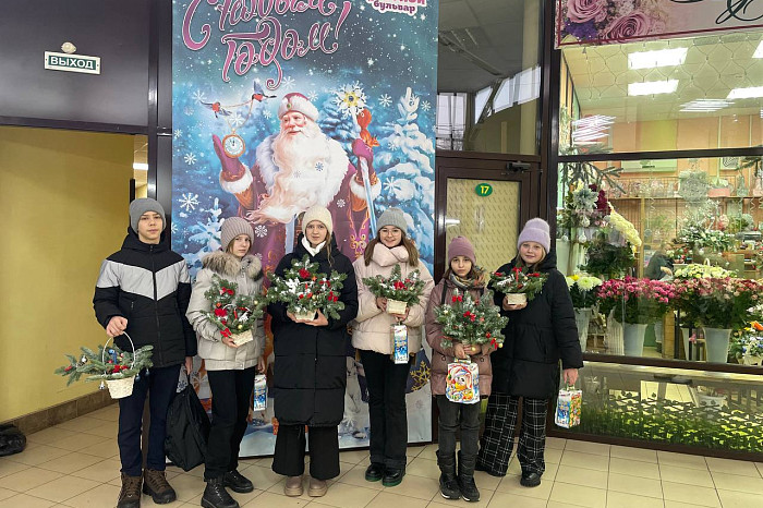 «Цветной бульвар» провел мастер-класс по изготовлению новогодней композиции для детей из Тулы