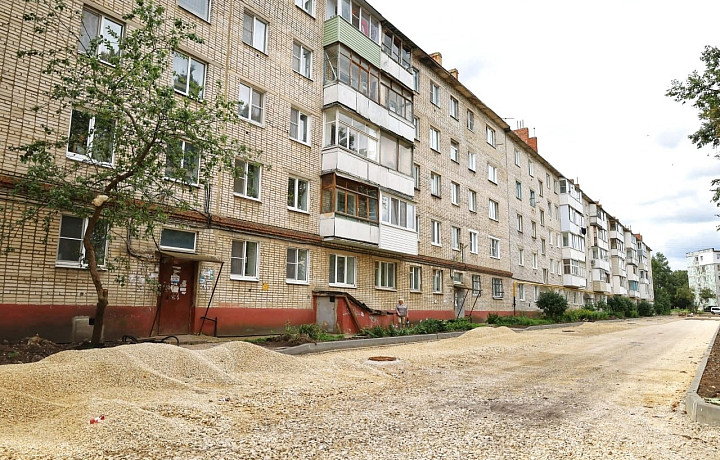 В Новомосковске продолжаются работы по благоустройству дворов