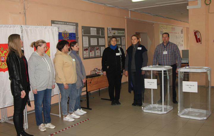 Впервые гимн России прозвучал на открытии избирательных участков в Тульской области