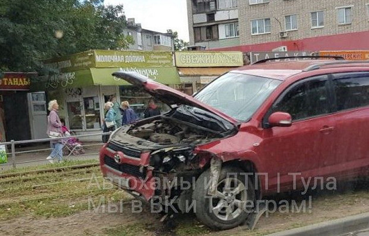 В Туле на улице Металлургов произошло тройное ДТП