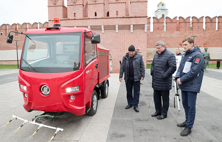 Главе администрации представили электрическую коммунальную машину тульского производства