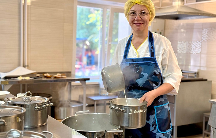 Хлебушек с молочком в котлетки: почему еда в детском саду всегда вкуснее, чем дома – поговорили с поваром