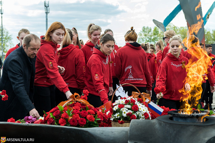 Футболисты «Арсенала» и волейболистки «Тулицы-2» возложили цветы к мемориалу «Защитникам неба Отечества»