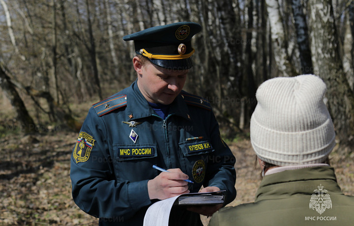 Сотрудники МЧС во время рейда в Туле поймали женщину, сжигавшую сухую траву