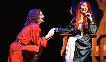 Когда соседка по подъезду – роковая колдунья: как обычные люди играют необычные роли в частном театре