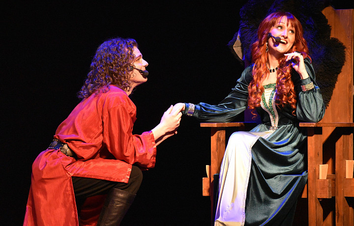 Когда соседка по подъезду – роковая колдунья: как обычные люди играют необычные роли в частном театре