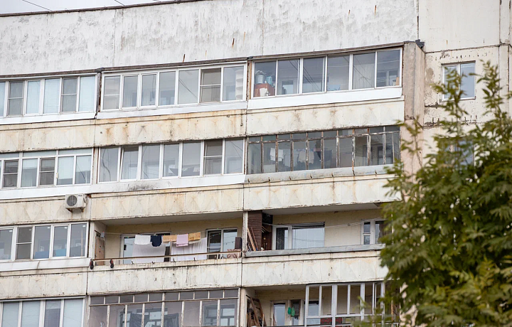 Жительница Тулы напугала прохожих, свесив ноги из окна многоэтажки