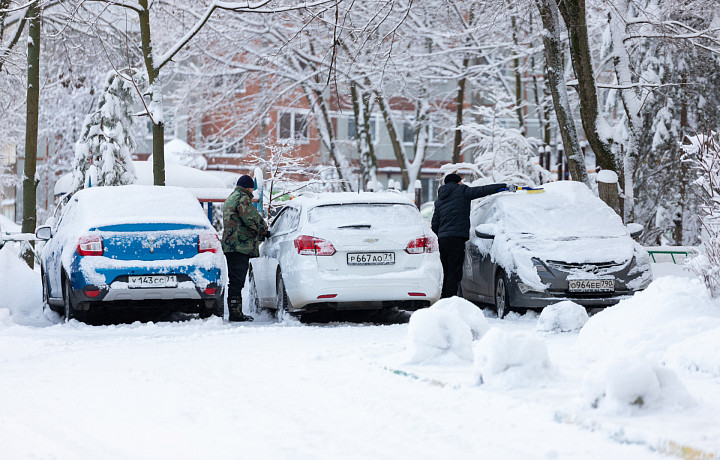 Из-за снегопада в Туле разгорелась «война» за парковочные места