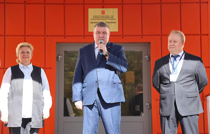 Илья Беспалов посетил праздничную линейку в тульском центре образования №43