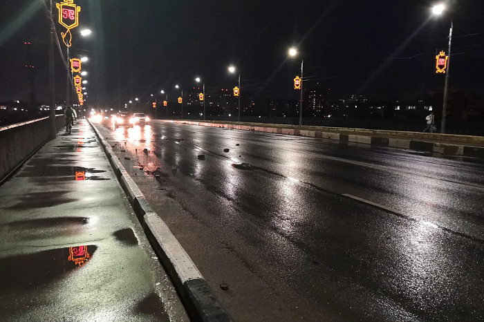 «Пробиты шины и покрышки, погнуты диски»: пострадавшие из-за ямы на Павшинском мосту в Туле автомобилисты рассказали подробности